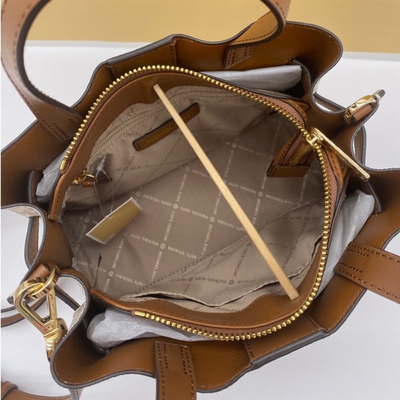 MICHAEL MICHAEL KORS Vanilla
Emilia Small Satchel Crossbody Bag Vanilla - Picture 14 of 14